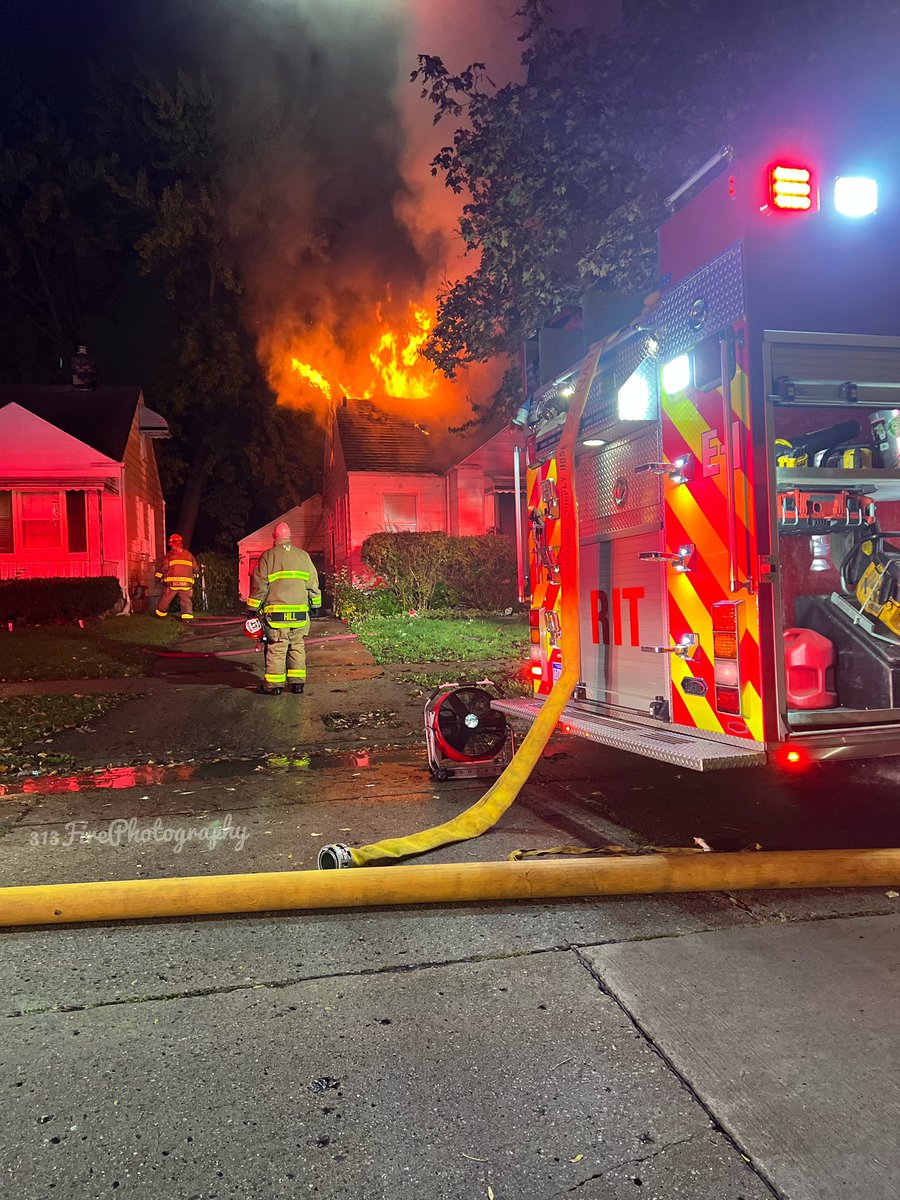 313firepics's tweet photo. Fire through the roof of a house in Harper Woods https://t.co/W4Dmj2Yuvv