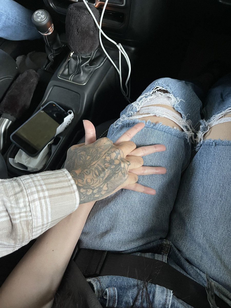 camilltrinidad's tweet photo. Yung galit ka ng onti pero kailangan mag ka holding hands padin 🥲 hahahaha https://t.co/qQUDlw8eqp