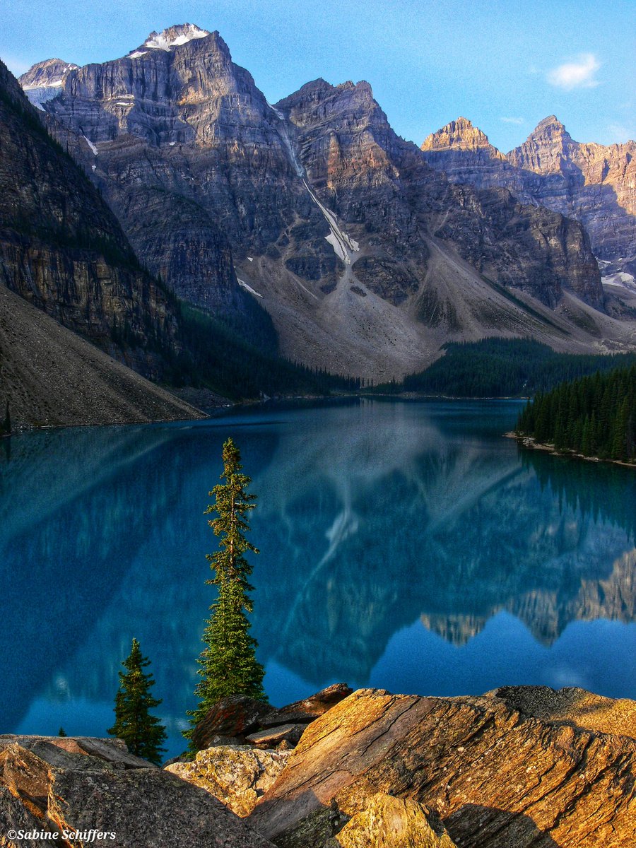 #HappyFriday my dear friends. May your day be beautiful, peaceful, happy, healthy, abundant and filled with love 🙏🏻❤️🕊️. Moraine Lake, Banff National Park, Alberta, 🇨🇦.
#NaturePhotography #NatureBeauty #naturelovers #travelphotography #PhotographyIsArt
#Canada #morainelake