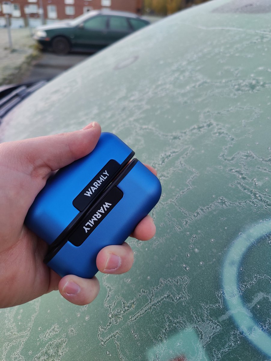 Nu när det börjar bli kallt här uppe och det blir dags att skrapa rutan så är det väldigt skönt att ha med sig sina <a href="/WarmlyOfficial/">Warmly</a> på morgonen.

Skrapa rutan, sätta sig i bilen och låta bilen göra resten medans jag blir varm om händerna 🔥🔥

*man kan nog inte skrapa rutorna med