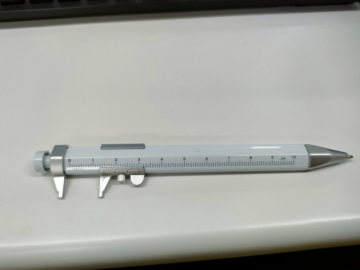 CADENAS_WEB2CAD's tweet image. 棚を整理していたら出てきたシリーズ（今決めた）第2弾。数年前に本社が制作した展示会用ノベルティのボールペン。これも日本国内最後の1本です😄（多分ドイツ本社には腐るほどあると思います）。#3Dfindit #cadデータダウンロード