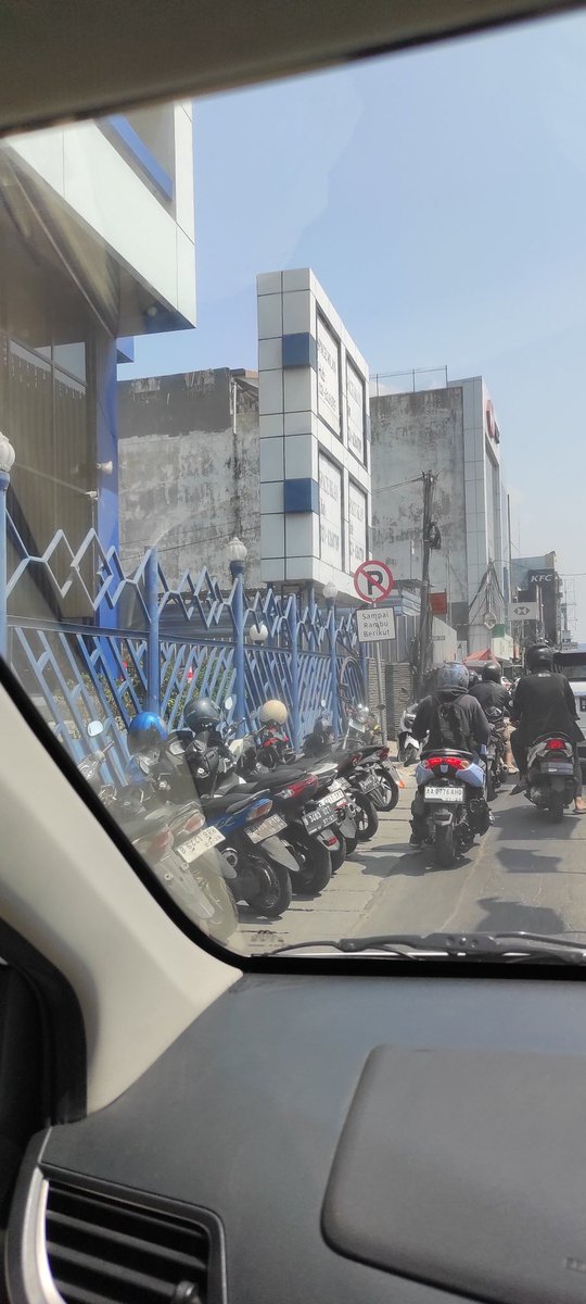 Lucky_F3's tweet photo. @dishubjakarta apa benar diperbolehkan parkir begini di depan Hayam Wuruk Plaza?? https://t.co/jttmpx8loa