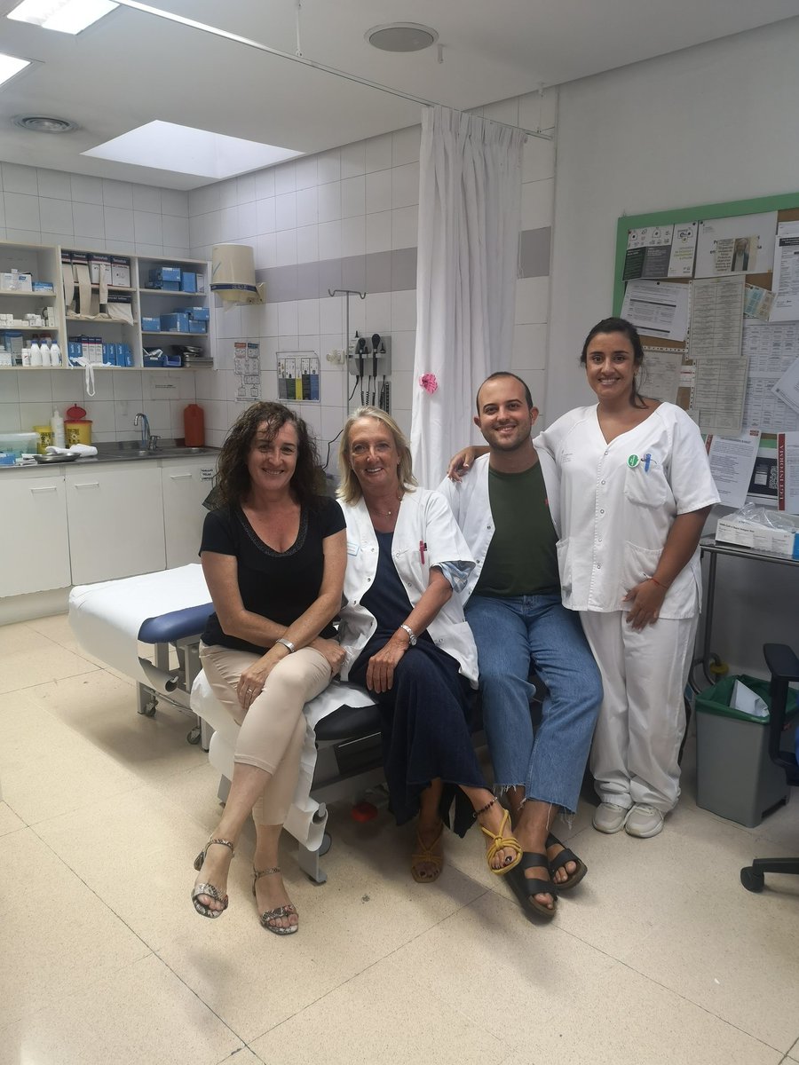 Suerte a nuestros alumnos Toni y Marina  de 6° de medicina de la UIB, hoy es su último día en nuestro CS VALLDARGENT. Os esperamos pronto en Atención Primària 👌