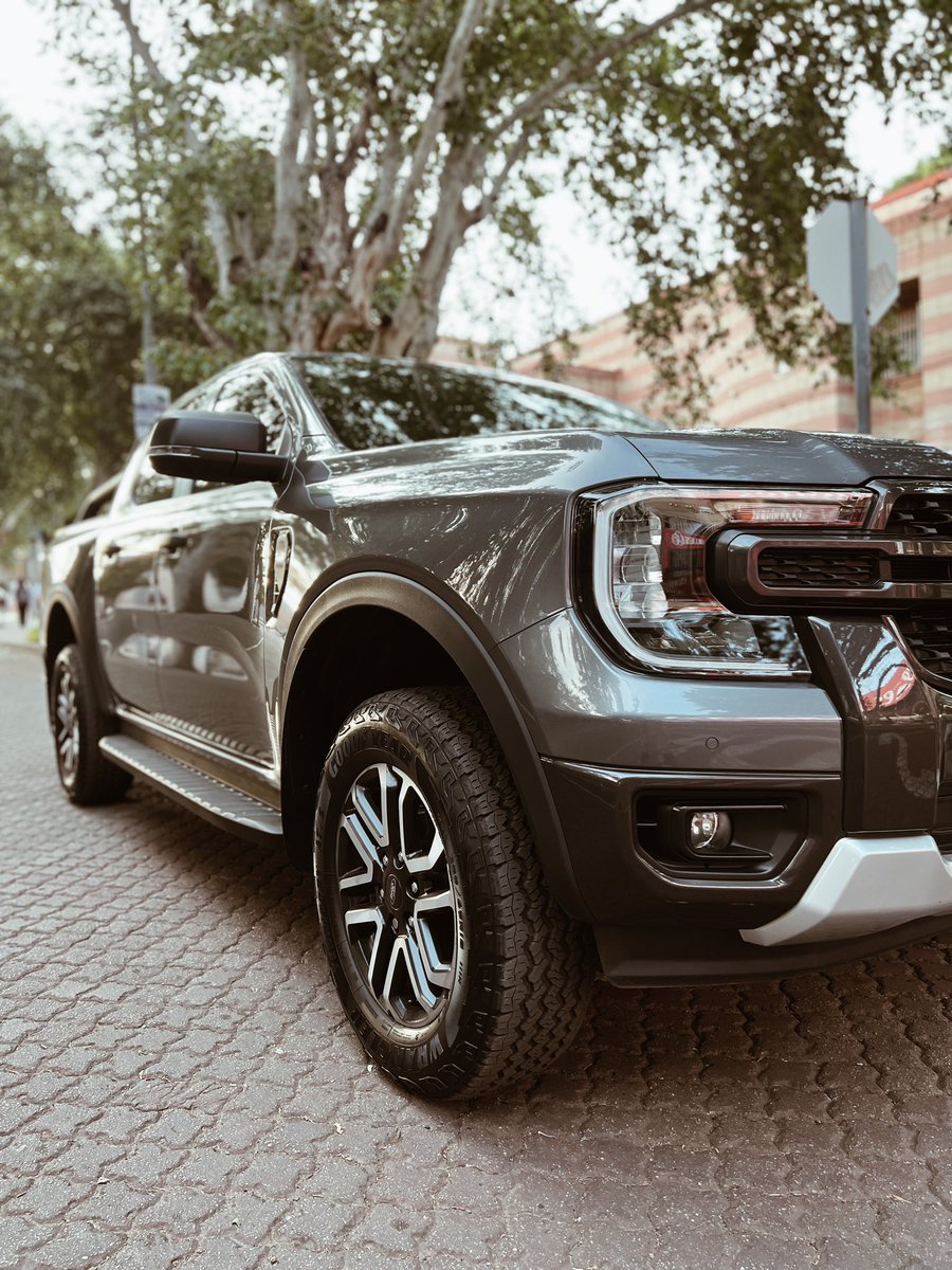 Nduey_Escobar's tweet image. #NextGenRanger Ford XLT really looks proper in carbonised Grey ⚪️⚫️ ..coming with a 154 KW 2.0L Bi-Turbo diesel engine, 10 speed AT pushing 500Nm

#BuiltForStrength