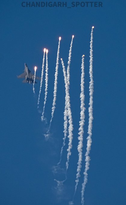 ValourWing96235's tweet photo. Firefighter Sukhoi Su-30 MKI of the Indian Air Force dispensing flares.
ЁЯУ╖: @ilyushin_76md
@IAF_MCC
#PalestinianGenocide #emergencyalert #HisabDoPriyankaGandhi #MeezaanJafri #LekePrabhuKaNaam #VayuVeer #VayuSena #Vayushakti #Tejas #NamoBharat #InvestigateMIDC #RajKundra https://t.co/QZMa6tOEkf