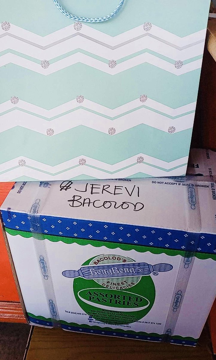 jereviofficial's tweet photo. Thank you so much for sharing this photo. Super duper happy for you @ChristineLaban8 We'll be hoping for better odds next time so you can watch him perform too. 💙

Also, let's manifest a meetup with V too 🙏🏼 Hopefully she'll be in Bacolod  soon

#JereVi #JeremyG #Vivoree https://t.co/FzXuxWqAsB