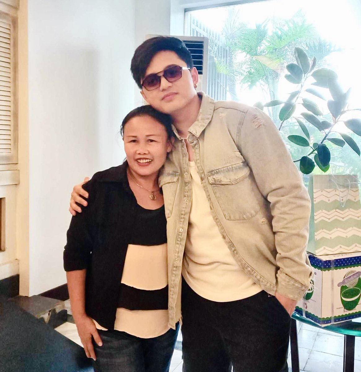 jereviofficial's tweet photo. Thank you so much for sharing this photo. Super duper happy for you @ChristineLaban8 We'll be hoping for better odds next time so you can watch him perform too. 💙

Also, let's manifest a meetup with V too 🙏🏼 Hopefully she'll be in Bacolod  soon

#JereVi #JeremyG #Vivoree https://t.co/FzXuxWqAsB