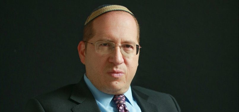 DimitriNabokoff's tweet photo. "... Mir ist klar, dass Sie russische Propaganda sind. Aber lassen Sie mich Ihnen sagen: Wir werden diesen Krieg beenden. Wir werden gewinnen, weil wir stärker sind. Danach, glauben Sie mir, wird Russland seinen Preis zahlen. Russland unterstützt Nazis, die einen Völkermord an unserem Volk begehen wollen. Und Russland wird dafür bezahlen.
Hören Sie mir gut zu: Wir werden diesen Nazis ein Ende setzen, wir werden diesen Krieg gewinnen. Danach werden wir nicht vergessen, was Sie tun. Wir werden kommen und dafür sorgen, dass die Ukraine gewinnt, wir werden dafür sorgen, dass ihr für das, was ihr getan habt, bezahlt. Wir werden nicht vergessen. Denken Sie daran, was ich gerade gesagt habe: Sie werden bezahlen.
Unser Volk wurde von Ihren Schützlingen brutal ermordet. Dafür werdet ihr bezahlen. Sie müssen begreifen, dass alles Konsequenzen hat. Wer die Ermordung von Juden unterstützt, zahlt einen Preis. Die Zeit, in der Juden sich nicht wehren konnten, ist vorbei."
(Amir Weitmann zu einem russischen Propagandisten)