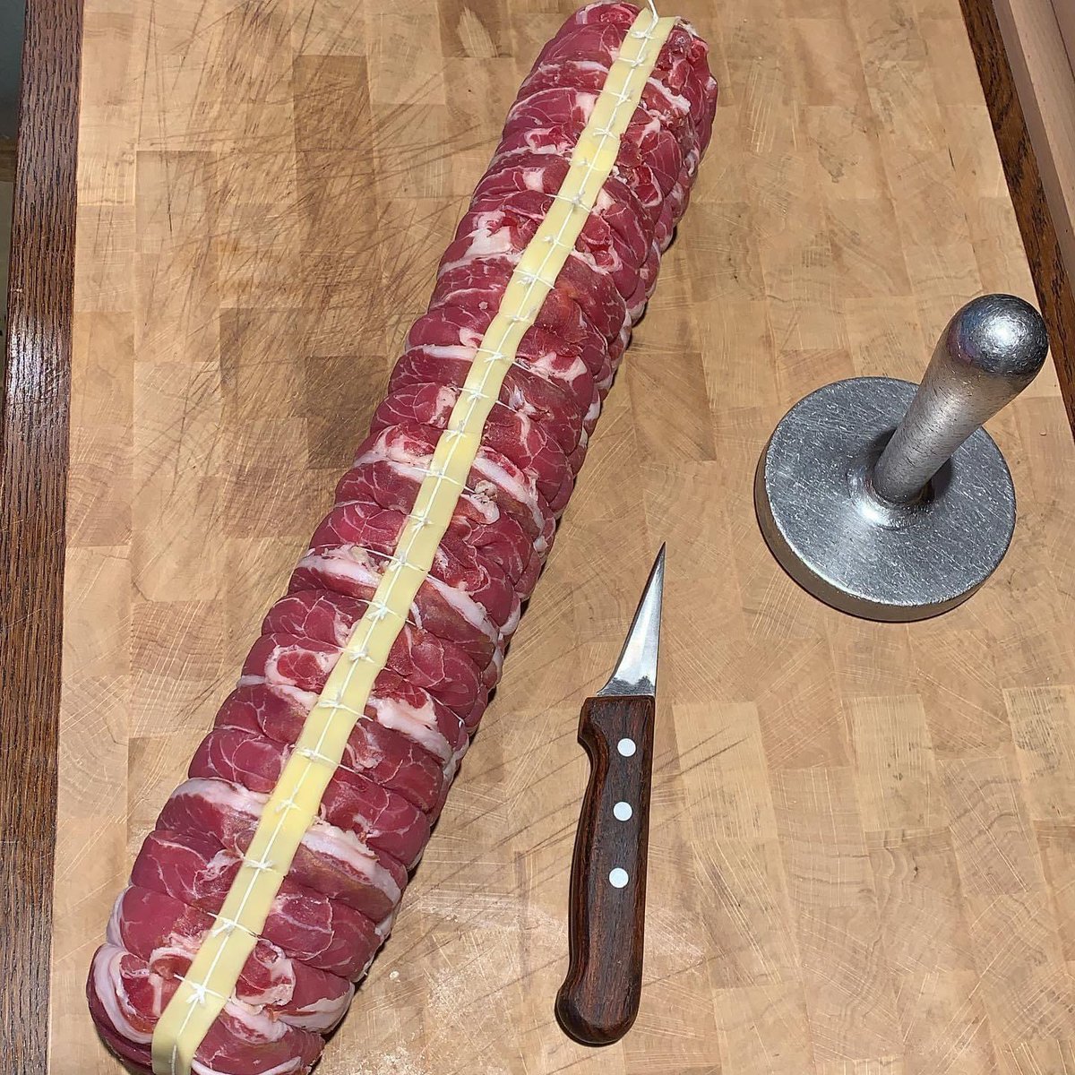 Langlai73410097's tweet photo. V’la l’italien …
Le séducteur le plus malin .
Il a les atouts qu’on aime bien .
Fait fondre les papilles avec entrain #parme #persillade #emmental #echalotte #cochon #jaimelecochon #jaimelaviande #boucherieartisanale #savoirfaire #bouchère #france #recettefacile https://t.co/Rkl5YqzHYn