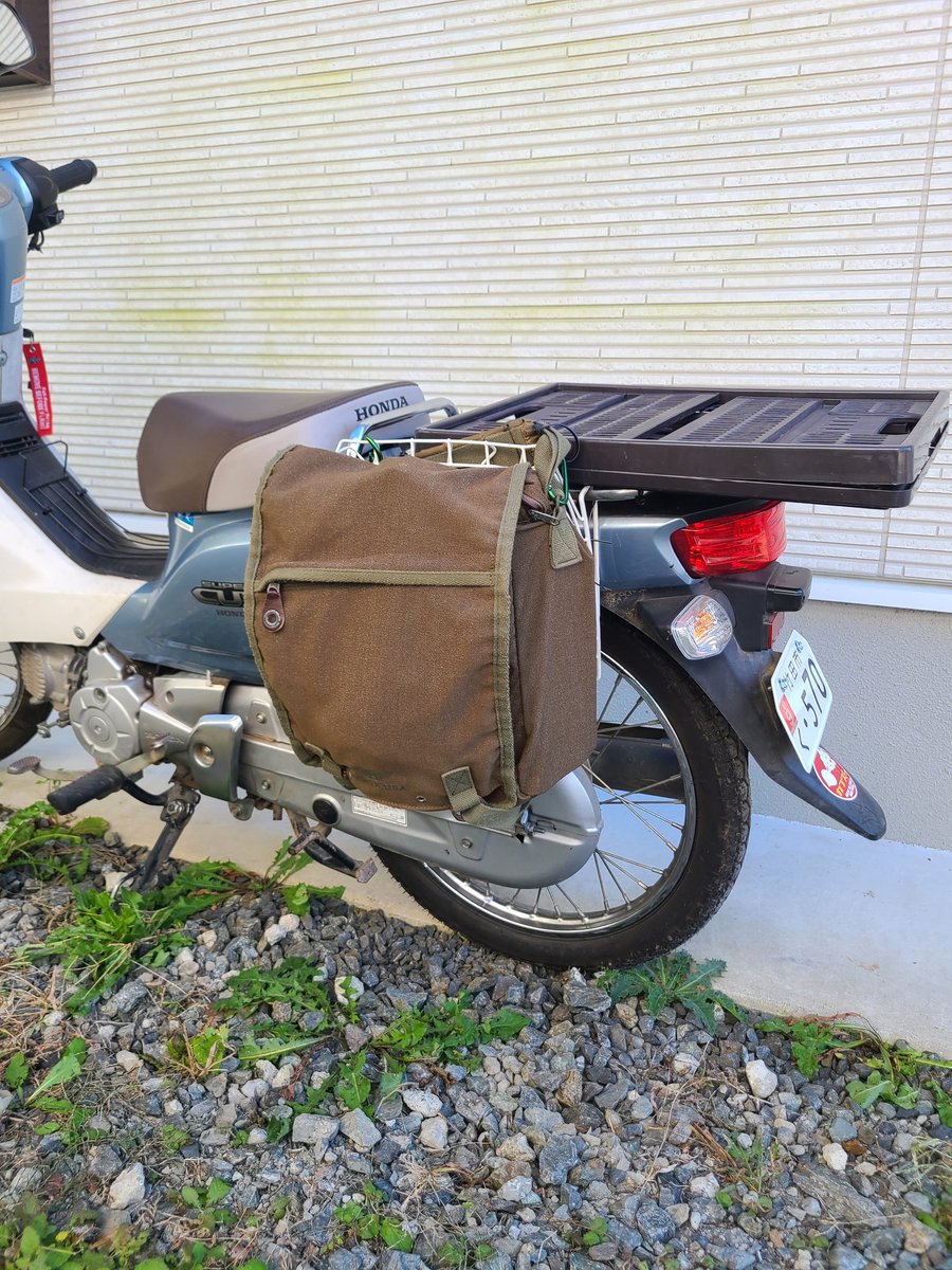 なんちゃってサイドバックつけてみた。
100均のハンガーラックに、自前(中学生のときに使ってた肩掛けカバン)つけただけ。笑
まぁ、いろんな意味で味があってよろしい。笑
カゴは赤から、茶色に変更(嫁からの猛反発により)
あと株主ステッカーはった。
#カブ主
#カブキャン
#折り畳みコンテナ