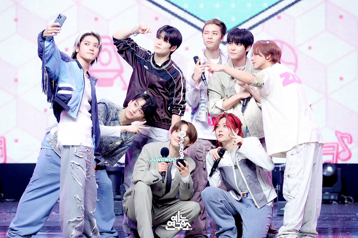 MBC_entertain's tweet photo. 우리칠 현장 포토 𝑪𝒉𝒆𝒄𝒌 𝒕𝒉𝒂𝒕 ✅
으맠쩡심 1위 축하해요🫳🫳💚
📷 ☞ https://t.co/AffPwcKn0q
231014 #쇼음악중심 #음중 #엔시티127 #NCT127 #FactCheck @NCTsmtown_127 https://t.co/y1BEYFjIoX