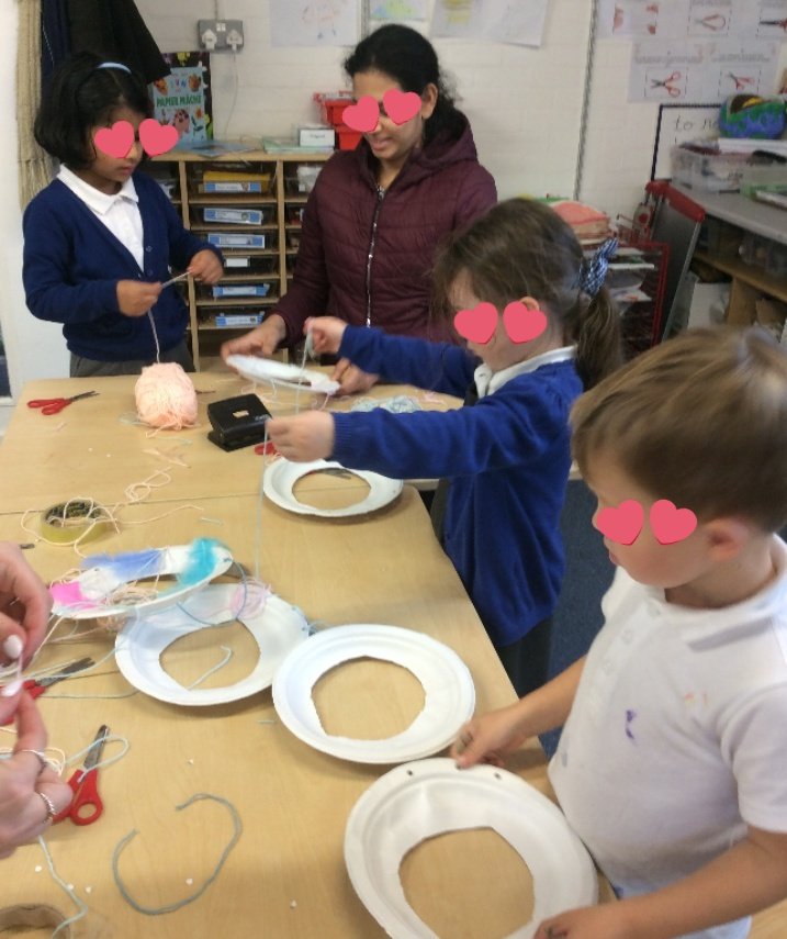 PipPapPhonics's tweet photo. Pupils and parents in #EYFS reading @PipPapPhonics Orange Phase 🧡 Book 4 - "The Nap" together. As part of their session, they also made a dream catcher and practiced writing their Earth Words! 🌎🌎 #phonics #literacy #learning #teachertwitter #readingforpleasure #family #PipAndPap 🧡🧡