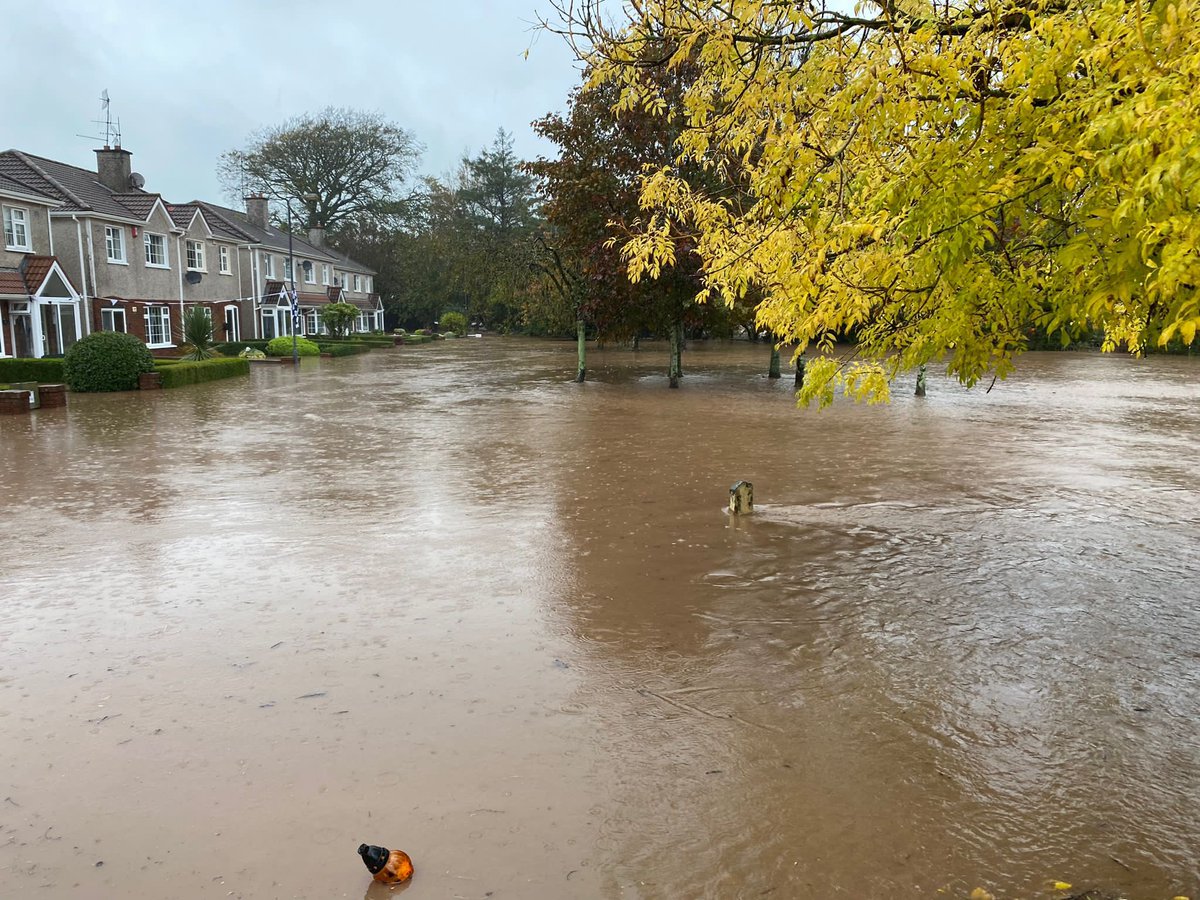 Corkcoco's tweet photo. ⚠️⚠️⚠️Flood levels of the Owenacurra River adjoining Woodlands Estate, Midleton, are being closely monitored as the potential for repeat flooding of some properties is HIGH. Gardai, Council crews and Fire Crews deployed to the scene. Residents advised to be on high alert.⚠️⚠️⚠️ https://t.co/pxrleHQeEK