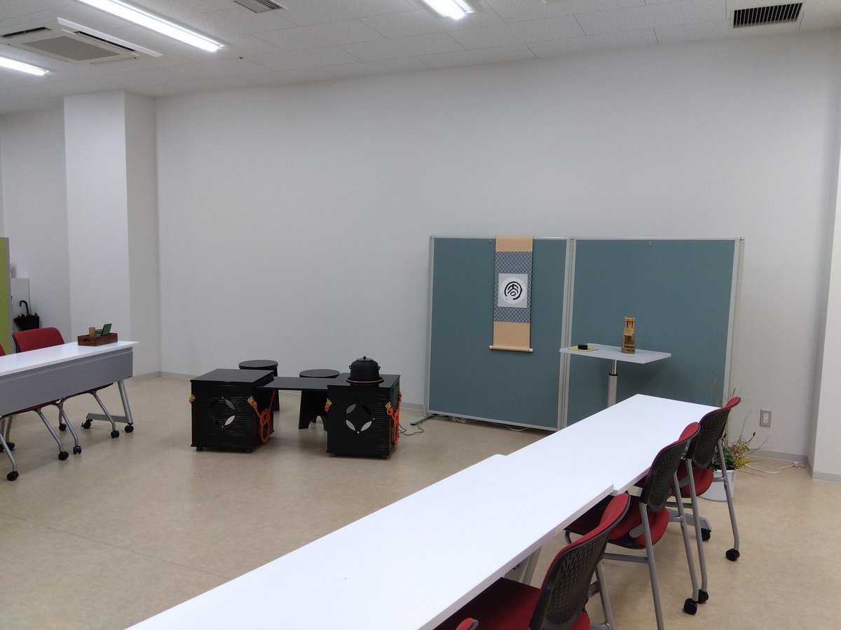 Komatsu_sado's tweet photo. 設営完了しました！
明日は10時から３階の302講義室でお茶会します
参加費無料なのでお気軽に来てください😊 https://t.co/2BKO5PwSeJ