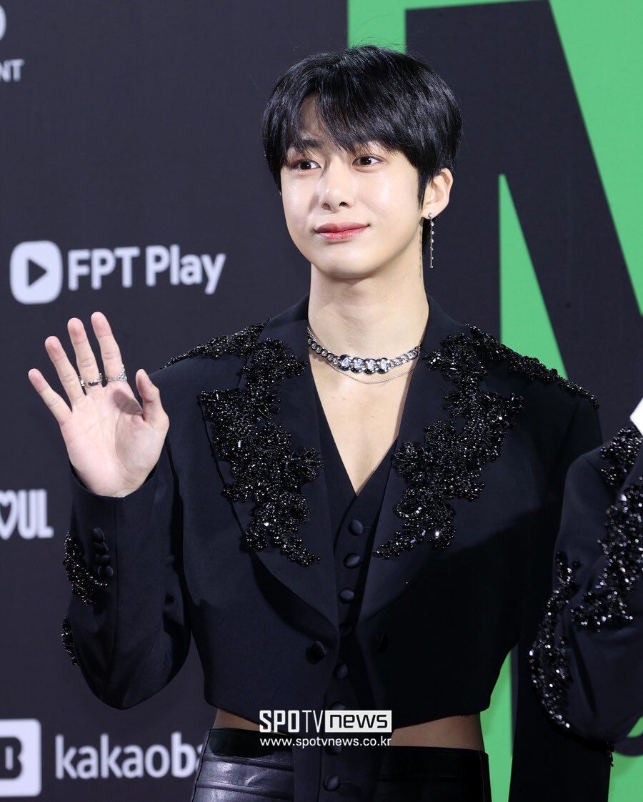 viraltakes's tweet photo. MONSTA X Hyungwon will enlist into the army on November 14 as an active-duty soldier. https://t.co/gNvcEEApN2