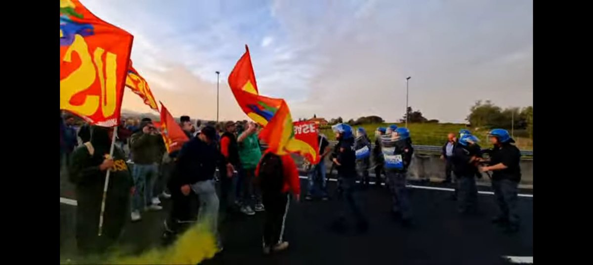 La rabbia dei lavoratori dell'ex ILVA Contro un governo che non mantiene le promesse A rischio migliaia di posti di lavoro Bloccata l'autostrada a Roma sud