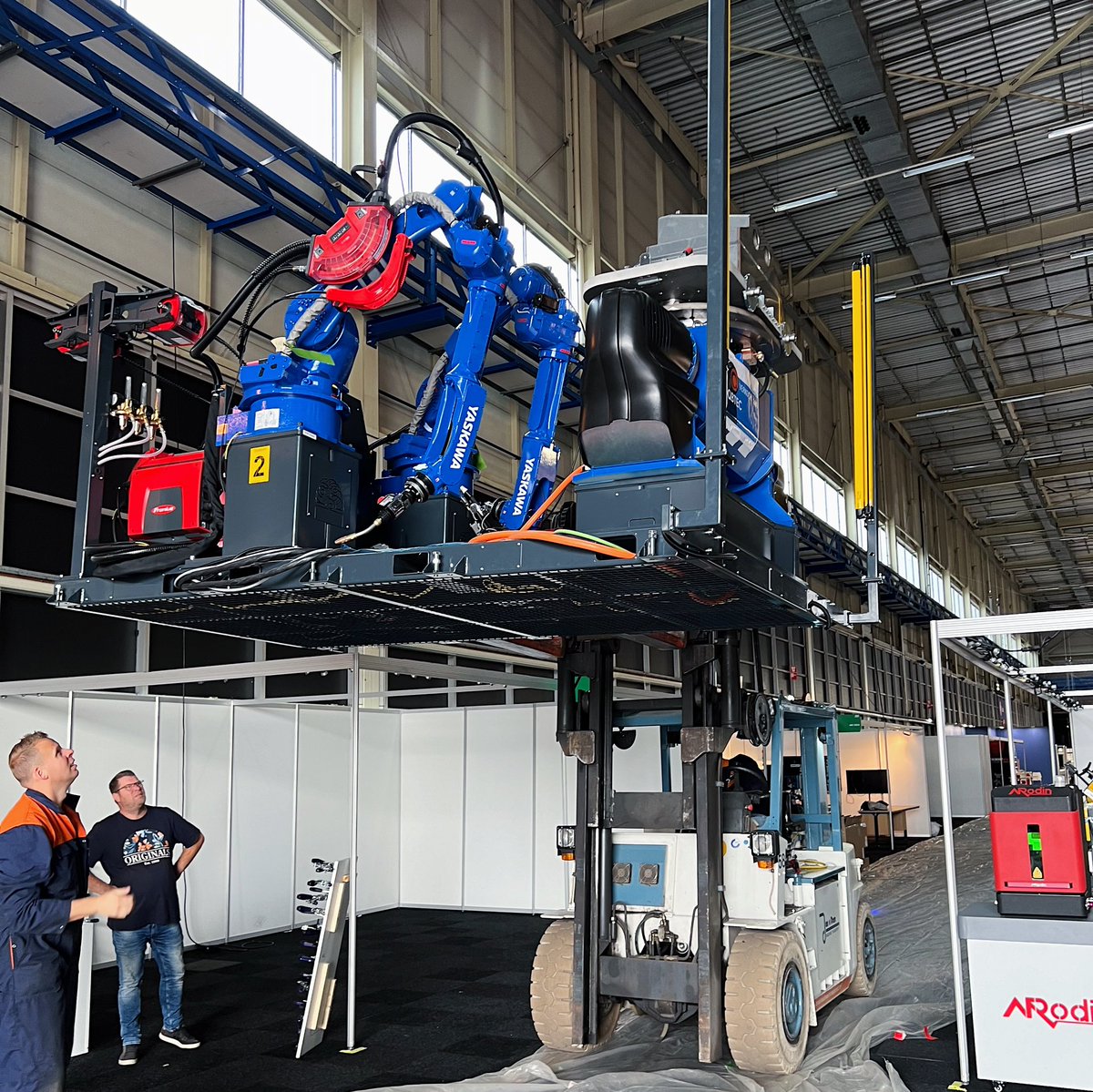 RoboFlexRobotic's tweet image. Metavak 2023 was weer een groot succes! 🤖 Roboflex schitterde met onze geautomatiseerde laserlascel, ontwikkeld in samenwerking met Lazrz en Yaskawa.

#Metavak2023 #Roboflex #innovatie #automatisering #Lazrz #Yaskawa #toekomst #Metavak #lassen #robot #robotisering #robots