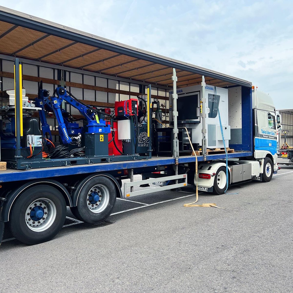 RoboFlexRobotic's tweet image. Metavak 2023 was weer een groot succes! 🤖 Roboflex schitterde met onze geautomatiseerde laserlascel, ontwikkeld in samenwerking met Lazrz en Yaskawa.

#Metavak2023 #Roboflex #innovatie #automatisering #Lazrz #Yaskawa #toekomst #Metavak #lassen #robot #robotisering #robots