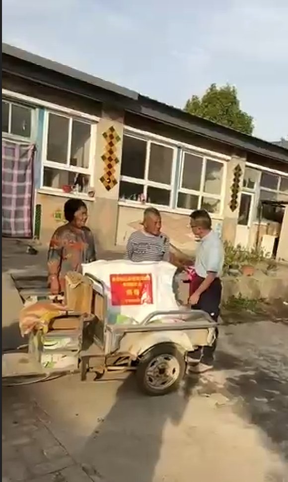 AmityHK's tweet photo. On 18th October, Amity distributed supplies of rice, flour and oil to people affected by the Beijin-Tianjin-Hebei floods. 
We sincerely thank the HKSAR Disaster Relief Fund and the continued support of local and international donors for helping those affected back on their feet. https://t.co/BxHjGZ3cvV