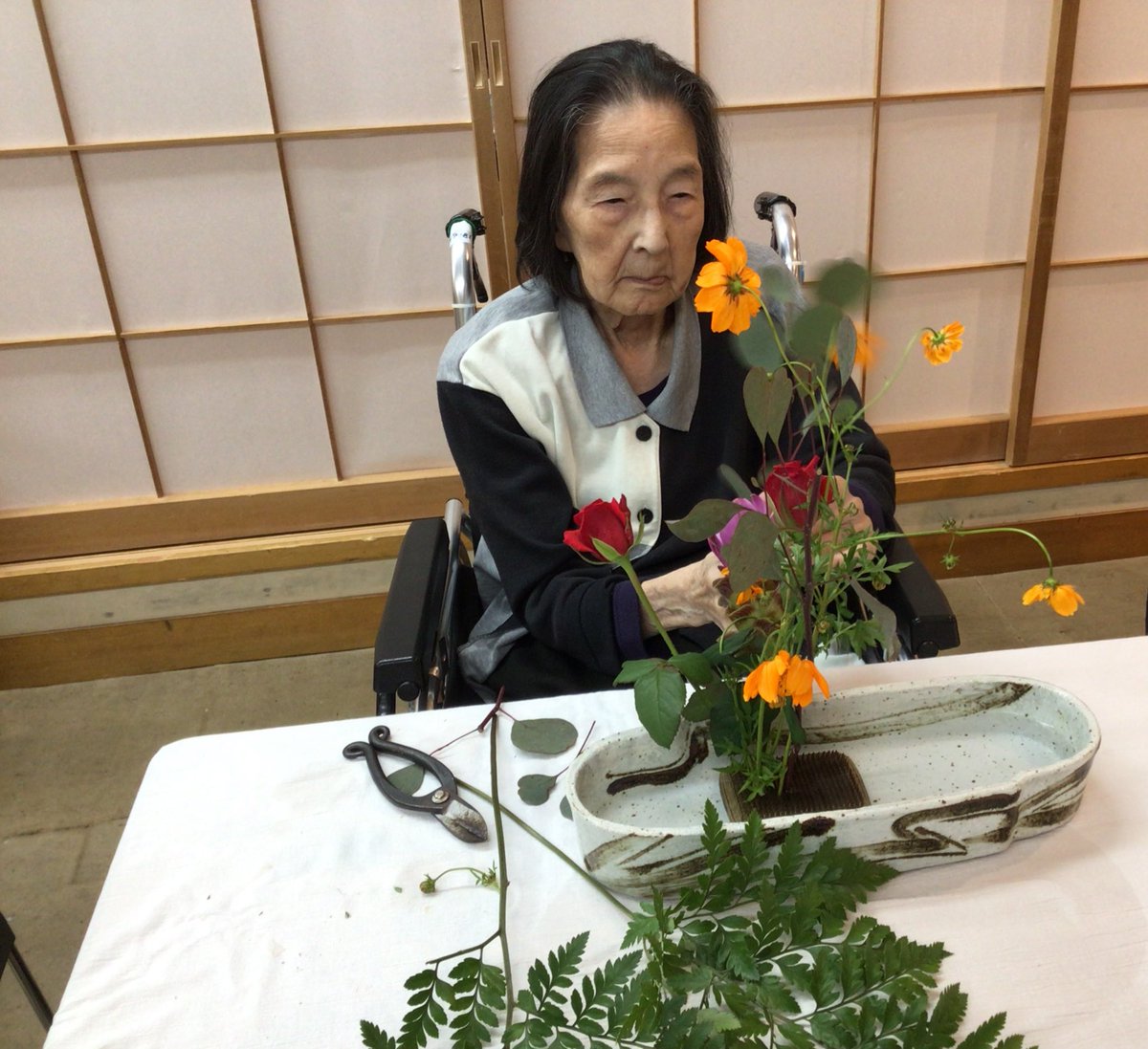 jujinosono's tweet photo. 今日は1階の生け花教室がありました。先月からボランティアの先生が来てくださり、丁寧に教えてくださいました。
#浜松市　#特養　#介護　#生け花　#ボランティア https://t.co/PwtqapJci6