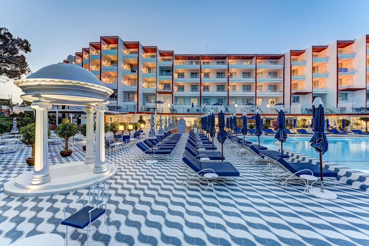 CBRE_es's tweet photo. Hace unas semanas se inauguró Mongibello Ibiza Hotel tras varios meses de reforma que han reposicionado al #hotel como un nuevo icono inspirado en la Italia de los años 60 y la costa amalfitana.

#CBREProjectManagement #HospitalityDevelopmentSolutions https://t.co/0EaeBtjQwX