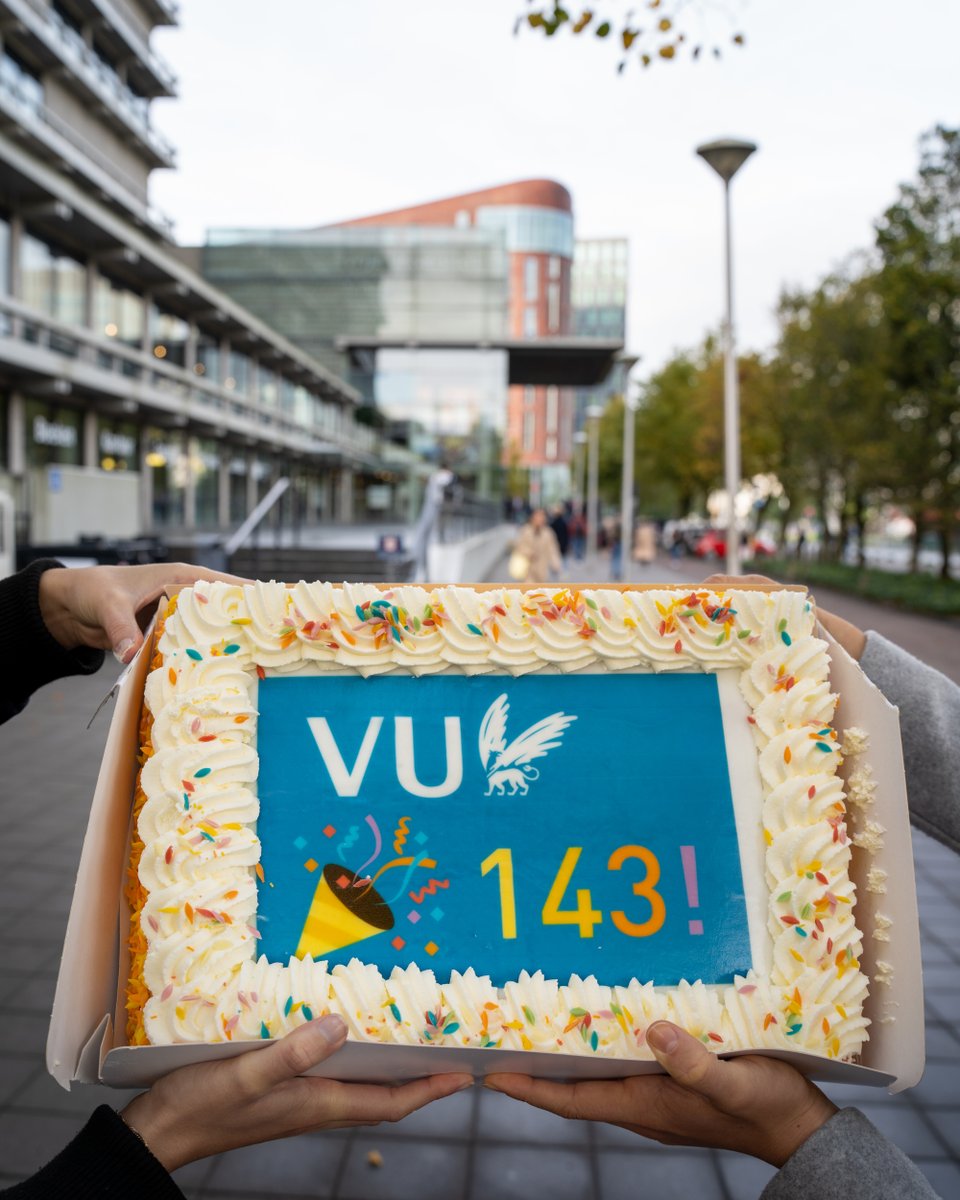 Vandaag vieren wij het 143 jarige bestaan van de VU! 🎉 
Van grachtenpand naar 9 faculteiten op de Zuidas, met diversiteit, duurzaamheid en ondernemerschap als kern. Op naar meer! 🥂