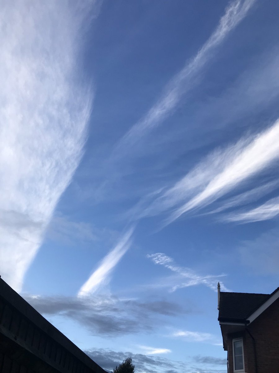 h157_helen's tweet photo. Beautiful sky this morning as we reflected through the help of Leader Awakened this morning on @JoyfulFE #JoyAM broadcast and my robin joined me as @LouMycroft read a question about how do you feel about the organisation you work for 😊 https://t.co/t4sGZh9Shw