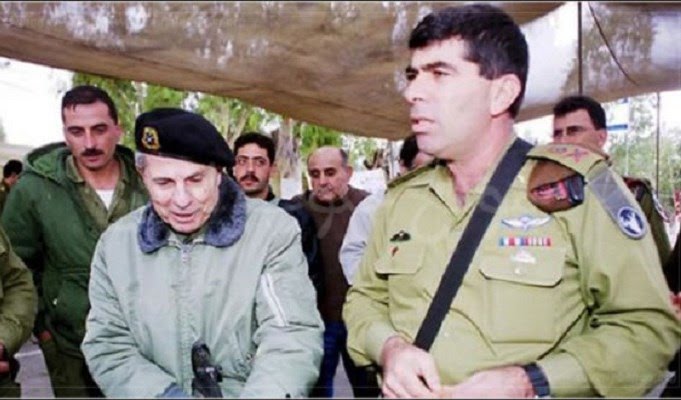 sameh_asker's tweet photo. هذه الرسالة موجهة لمؤيدين إسرائيل من الحسابات الناطقة بالعربية

هاحكيلكوا حكاية

في السبعينات تم تأسيس "جيش لبنان الجنوبي" من غالبية مسيحية رأت منظمة التحرير الفلسطينية عدوّا، حينها كانت منظمة التحرير هي الذراع العسكري للاجئين الفلسطينيين بالخارج والمُهجرين من أراضيهم في عدة دول..

عداء جيش لبنان الجنوبي لمنظمة التحرير كان يقابله اتهامات بالعمالة لإسرائيل، ولأن جيش لبنان وقتها شافها (تهمة وسخة) كان ينفي هذه التهمة باستمرار، ويركز على أن منظمة التحرير خطر على لبنان، وأنهم مسلمين متطرفين (لاحظ التصنيف الطائفي) يعني هو مشافش مثلا الحزب الشيوعي والأحزاب القومية اللبنانية، لأ..هو كان مركز على منظمة التحرير تحديدا بصفتها مسلمة تقوم بعمليات إرهابية ضد إسرائيل..

اندلعت الحرب الأهلية اللبنانية واشتعلت على مدار 15 عاما، منذ عام 1975 حتى عام 1990 في بداياتها كان جيش لبنان الجنوبي ينفي عمالته لإسرائيل وإنه لبناني ابن لبناني، وإنه وطني يخاف على لبنان من الفلسيطينين ولا ستين في سبعين دول..

اشتعلت الحرب اللبنانية بنظام المحاور، يعني كل محور يضم عدة فصائل وعناصر مختلفة فيما بينها ربما لحد الخصومة، لكنهم متفقين على عدوّ واحد، وهنا جيش لبنان الجنوبي لقى نفسه تلقائيا بدل مبيحارب منظمة التحرير لقى نفسه قدام حركة أمل والحزب الشيوعي اللبناني والحزب القومي الاجتماعي، وكل دول كانوا حلفاء لمنظمة التحرير باعتبار عدوهم واحد، منظمة التحرير سنية المذهب..لكن حركة أمل شيعية والحزب الشيوعي أكثرهم ملاحدة أساسا، ورغم ذلك اتحدوا ضد إسرائيل..

أعلن جيش لبنان الجنوبي انفصاله عن لبنان وعمل دولة سنة 1978 اسمها (لبنان الحر) على غرار الجيش الحر السوري كدا، ولأن هذه الدولة مصلحة إسرائيلية دعمها الصهاينة بالسلاح والمال كي تكون سياج فاصل أو حاجز يفصلها عن خطر منظمة التحرير، وبالطبع وافق قادة جيش لبنان الجنوبي..

صحيح دولة لبنان الحر فشلت وسقطت بتفوق خصومها في الميدان، لكن ظهورها على المسرح السياسي كان رسالة يجب تفهمها دولة داعش مثلا أو جبهة النصرة اللي حاولوا يعملوا دولة داخل سوريا، عشان ياعيني (بشار النصيري الكافر يسقط) وإسرائيل استغلت هذه الدولة لداعش والقاعدة وتعاونوا معاهم..وقصص التعاون بين إسرائيل وجبهة النصرة في القنيطرة كثيرة وعلاج مقاتليهم في مستشفيات إسرائيل ثابت باعتراف الصهاينة نفسهم..

المهم: جيش لبنان الجنوبي لقى نفسه تلقائيا بيحارب مع إسرائيل رغم إنه مش معاها، لكن الحرب فرضت عليه هذا المشهد لأن نظام المحاور العسكري كان أقوى وطاغي على المشهد ككل، ومع مرور الوقت وظهور حزب الله سنة 1982 اضطر جيش لبنان الجنوبي لإعلان (ولائه لإسرائيل رسميا)

سعد حداد مؤسس وقائد جيش لبنان الجنوبي توفى سنة 1984 وقتها كان الجيش أعلن رسميا إنه حليف لإسرائيل، ومع تولي "أنطوان لحد" المسؤولية جرى تسمية الجيش (بميلشيا أنطوان لحد الموالية لإسرائيل) وظلت هذه التسمية لصيقة بجيش لبنان الجنوبي في الإعلام العربي حتى تحرير جنوب لبنان من الاحتلال سنة 2000

ولأن جيش أنطوان لحد كان مع الجيش الإسرائيلي المنسحب، لم يفكر في العودة إلى لبنان أو قرية (مرجعيون) اللي انطلق منها، بل دخل إسرائيل وصار جزءا من الجيش هناك، وفي كل صراع مع المقاومة اللبنانية كان الصهاينة بيصدروه على الحدود باعتبار أصولهم اللبنانية وعارفين المنطقة كويس..

المهم: عمالة جيش لبنان الجنوبي لإسرائيل حصلت (غصب عنه) أو (تلقائيا) والسبب جهل قادته بطبيعة المعارك والنُظُم العسكرية وسيكولوجيا الحرب، بخلاف حزب القوات اللبنانية مثلا أو حزب الكتائب اللي عملها، ظل هؤلاء لبنانيون رغم أنهم كانوا حلفاء لجيش لبنان الجنوبي في الحرب الأهلية..والسبب أن سياق حربهم مع منظمة التحرير وحلفائها اللبنانيين كان لعوامل أخرى قومية وليست دينية مثلما كان ينطلق قادة جيش أنطوان لحد..

حضرتك لما تطلع تؤيد إسرائيل بدعوى حركة حماس الإخوانية السلفية أو الإسلامية بتكرر نفس جريمة جيش لبنان الجنوبي..

ليييه؟؟

أولا: حماس ليست ممثلة للمقاومة الفلسطينية بل هي عنصر واحد منها، الفلسطينيون كلهم مقاومون منهم المسيحي والمسلم، العلماني والإسلامي، السني والشيعي، السلفي والصوفي، المؤمن والملحد، الفلسطينيون متنوعون للغاية، وحصر انتقادك للمقاومة بدعوى حماس هو اختزال للقضية بالفلسطينية أو جهل بها ..

ثانيا: سقوط أخلاقي وإنساني مُريع..فلو وجدت حرامي هجم على بيت سلفي، مفروض تدافع عن السلفي وحقه في حماية بيته..مش تقف مع الحرامي ..ياحرامي..:)

ثالثا: ترديد دعايا إسرائيل ونقل البروباجاندا بتاعها ، وتصديرها كمبرر هو نفس اللي عمله جيش لبنان الجنوبي بالضبط...إسرائيل وصفت منظمة التحرير بالإرهاب والتطرف وإنها ليست ممثلة لشعب فلسطين، ودا اللي تبناه جيش لبنان الجنوبي وصدره كمبرر أخلاقي لعداءه مع الفلسطينيين، وانت حضرتك بتردد نفس المواصفات على مقاومة فلسطين حاليا ومش دريان إن هي نفس مواصفات إسرائيل..يعني حضرتك بوق لإسرائيل ولو لم تدرك ذلك..

رابعا: خطأ التوسل بالجريمة..جيش لبنان الجنوبي كان بيعمل نفس اللي بتعمله حضرتك دلوقتي، كان بيبرر عداءه لمنظمة التحرير إنهم هيتسببوا بضرر لشعب فلسطين ولبنان، وكان فرحان ومزقطط لما إسرائيل اجتاحت لبنان مرتين سنة 1978 وسنة 1982م، وكان بيقول (مش قولت لكم؟؟..مش حذرتكم؟؟..مش انا طلعت ناصح وانتم اللي أغبيا؟؟)

وصف اللي عمله جيش لبنان اسمه (التوسل بالجريمة) يعني حضرتك مؤيد نفسيا للمجرم بس خزيان تعترف، ولما المجرم يعمل عملته تقول مش نصحتك؟..مش قولت لك؟؟..وهو دا اللي بيعملوه حسابات مؤيدي إسرائيل الآن على السوشال ميديا سواء من مسلمين ومسيحيين وملحدين، مش نصحناكم؟؟..مش قولنا لكم إسرائيل هتعمل مجازر؟؟

أنا ممكن أصدقك إنك خايف فعلا على الناس ولا تتوسل بالجريمة، في حالة واحدة فقط، إنك تعلن تأييدك حق المقاومة الفلسطينية وتدافع عن دا، وتنتقد إسرائيل أكثر ما بتنتقد مقاومتها، لكن حضرتك ليل نهار تنتقد المقاومة وتشتمها وتخوّنها..ومفيش مساحة لنقد إسرائيل أو إدانة احتلالها واغتصابها للأراضي..وعايزني اصدقك؟؟...مش عُبط احنا ياعصام..!