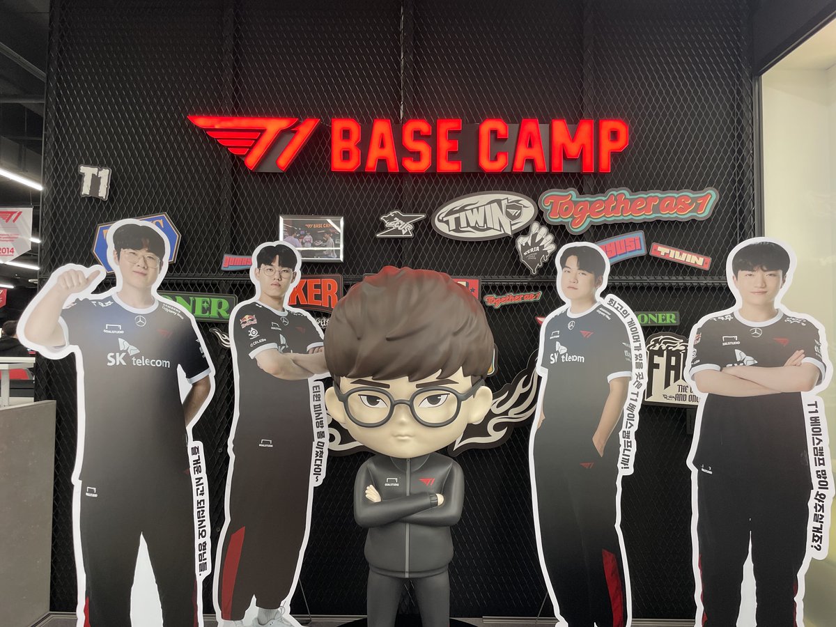 hkjang_'s tweet photo. Visited the SKT1(@T1 @T1LoL) basecamp in Hongdae today with @sangw_im! 🎮 Blown away by the incredible gaming infrastructure and the talented team &amp; players. Rooting for SKT1 to clinch the LoL World Championship @LeagueOfLegends @lolesports! 🏆 #GoSKT1 https://t.co/0iuOvPtFb6