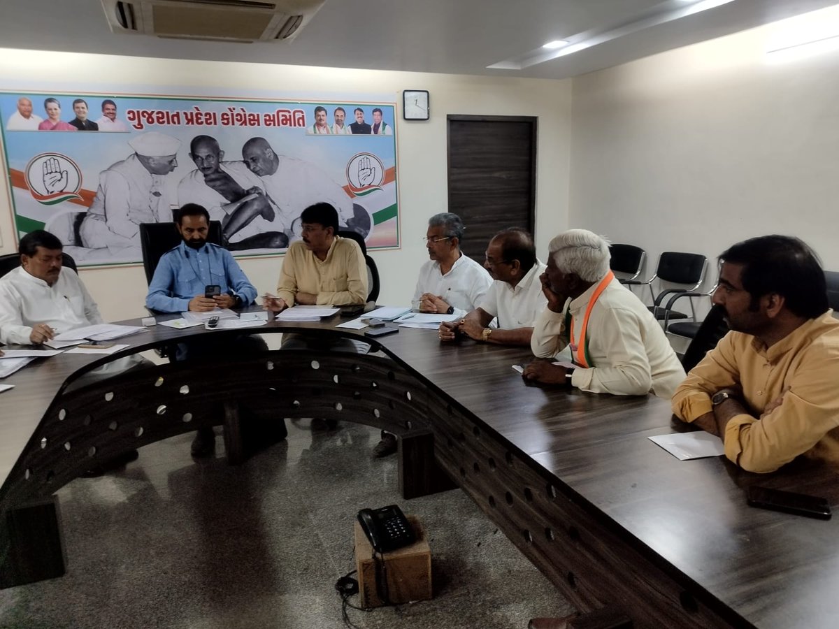 INCGujarat's tweet photo. આવનારી લોકસભા ચૂંટણીઓની તૈયારીઓ અંતર્ગત ગુજરાત કોંગ્રેસના પ્રભારી શ્રી @MukulWasnik, ગુજરાત પ્રદેશ કોંગ્રેસ પ્રમુખ શ્રી @shaktisinhgohil વિધાનસભા કોંગ્રેસ પક્ષના નેતા શ્રી @AmitChavdaINC, ઉપનેતા શ્રી @_shaileshparmar અને સિનિયર નેતાઓની ઉપસ્થિતિમાં લોકસભા દીઠ રિવ્યુ મિટિંગ..

પક્ષનું સંગઠન સામાન્ય લોકોના મુદ્દાઓથી લઈને બુથ સ્તર સુધી મહે��ત કરવાની તૈયારી સાથે દરેક બેઠકો પર કોંગ્રેસનો વિજય નિશ્ચિત કરવાનું લક્ષ્ય છે..