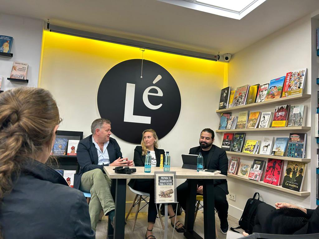 Gracias por acompañarnos a Cristina y a mí en la presentación en #Madrid de ‘Prepara tu Organización para el Futuro’.

Todo un reto llegar dadas las terribles condiciones meteorológicas. Y los que no lo consiguieron, gracias por haberlo intentado. ¡Sois un lujo!

Gracias!