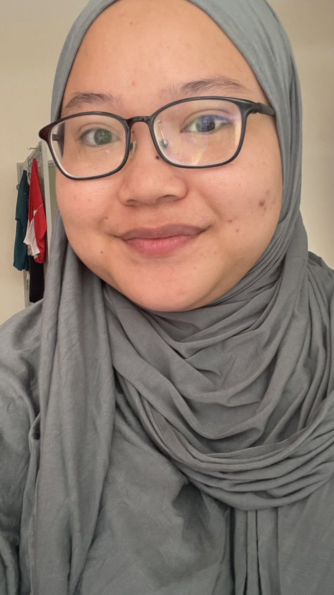 SJjigae's tweet photo. Sbb takda duit nk masuk color analysis class kita buat je la sendiri, asal boleh. Power of color ya jerawats and dark scar dari nampak ke tak nampak. All those uneven skin tone pun terus licin muka.  ye kanan gambar pukul 2.06pm and gambar kiri (green) pukul 2.12pm 😌 tempat sama https://t.co/VmNiMGJyxB