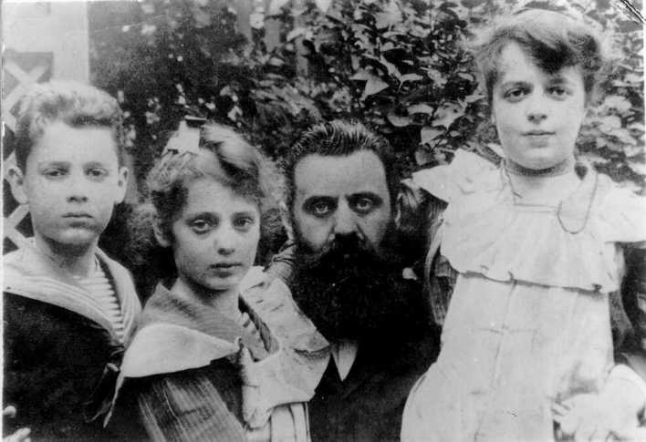 mustafa_guldag's tweet photo. THEODOR HERZL'İN AİLESİ

1) Siyonizmin modern kurucusu Theodor Herzl, 1897'de Siyonist Kongre'de İsrail'in temelini attı. Ailesinin başına gelenler ise ibretliktir. Eşinin adı Julie. Herzl'in 3 çocuğu vardı: Paulina, Hans, Margaritha.
Peki, eşine ve çocuklarına ne olmuştu? https://t.co/BgaixAZzRb