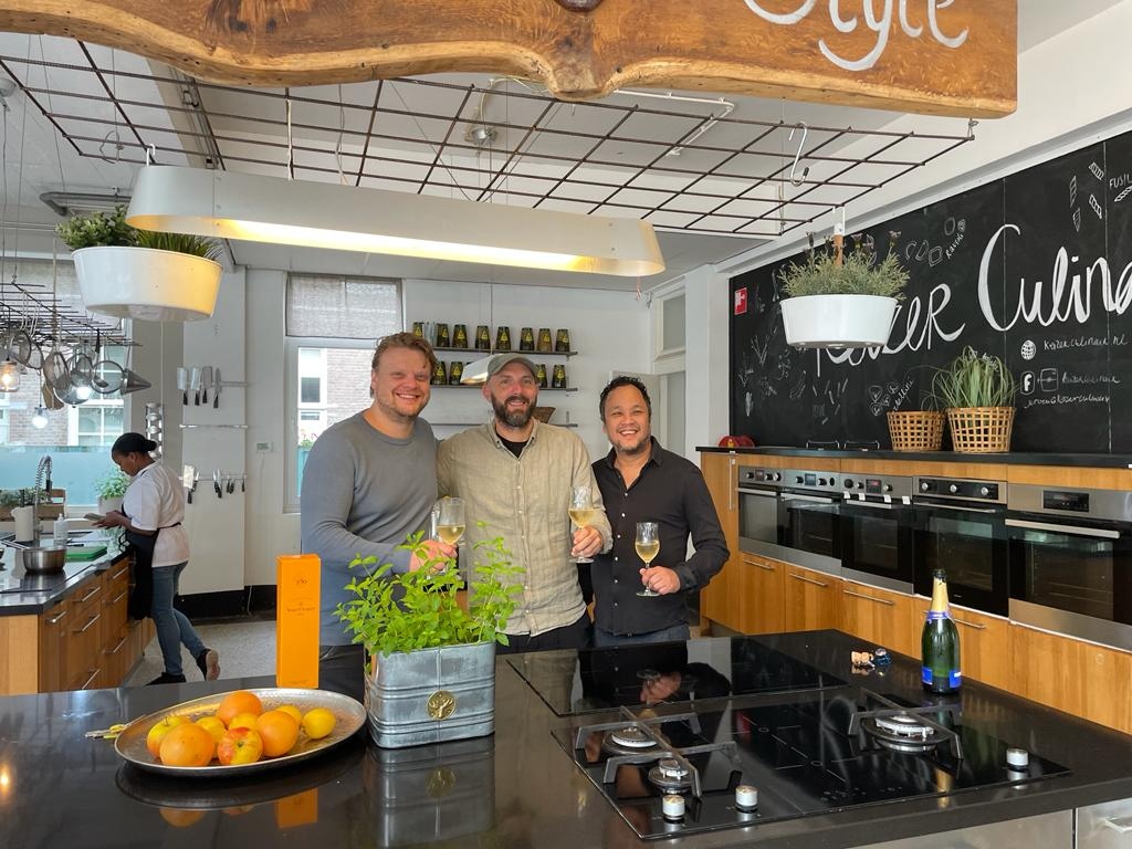 horecamakelaar's tweet image. VERHUURD / Kookstudio Keizer Culinair, Den Haag 🍾

Op 2 oktober is Keizer Culinair in Den Haag overgedragen aan Youri, Marc en Tjeerd. Een mooie uitbreiding van hun kookstudiobedrijf.

👉🏼l8r.it/86YK

#denhaag #kookstudio #horeca #overname