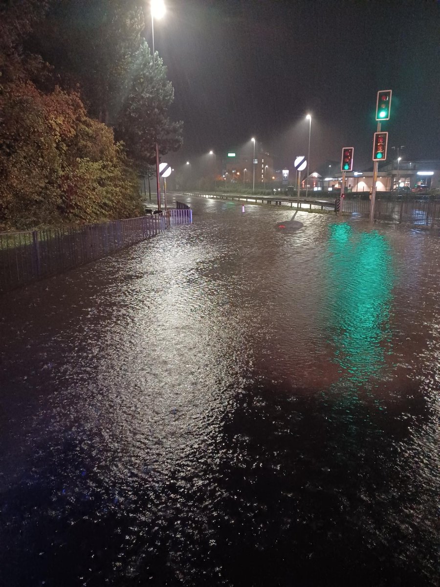 🚨 CLOSURE: #A90 in #Dundee in both directions between Swallow Roundabout &amp; Myrekirk Roundabout due to flooding.

⚠️ A Vactor unit is currently on site &amp; working with our teams to help to clear flooding.

➡️ Traffic is being diverted locally.

#StormBabet #WeatherAware #StaySafe