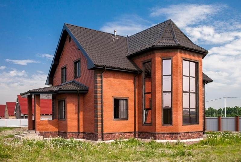 Обычный кирпичный дом. В Белоруссии в таком люди живут, улыбаются друг-другу, растят детей. А в России, наверное, сразу разрушили бы, разобрали на кирпичи, а кирпичи утащили бы в свои землянки, чтобы потом кидаться друг в друга во время родо-племенных войн.