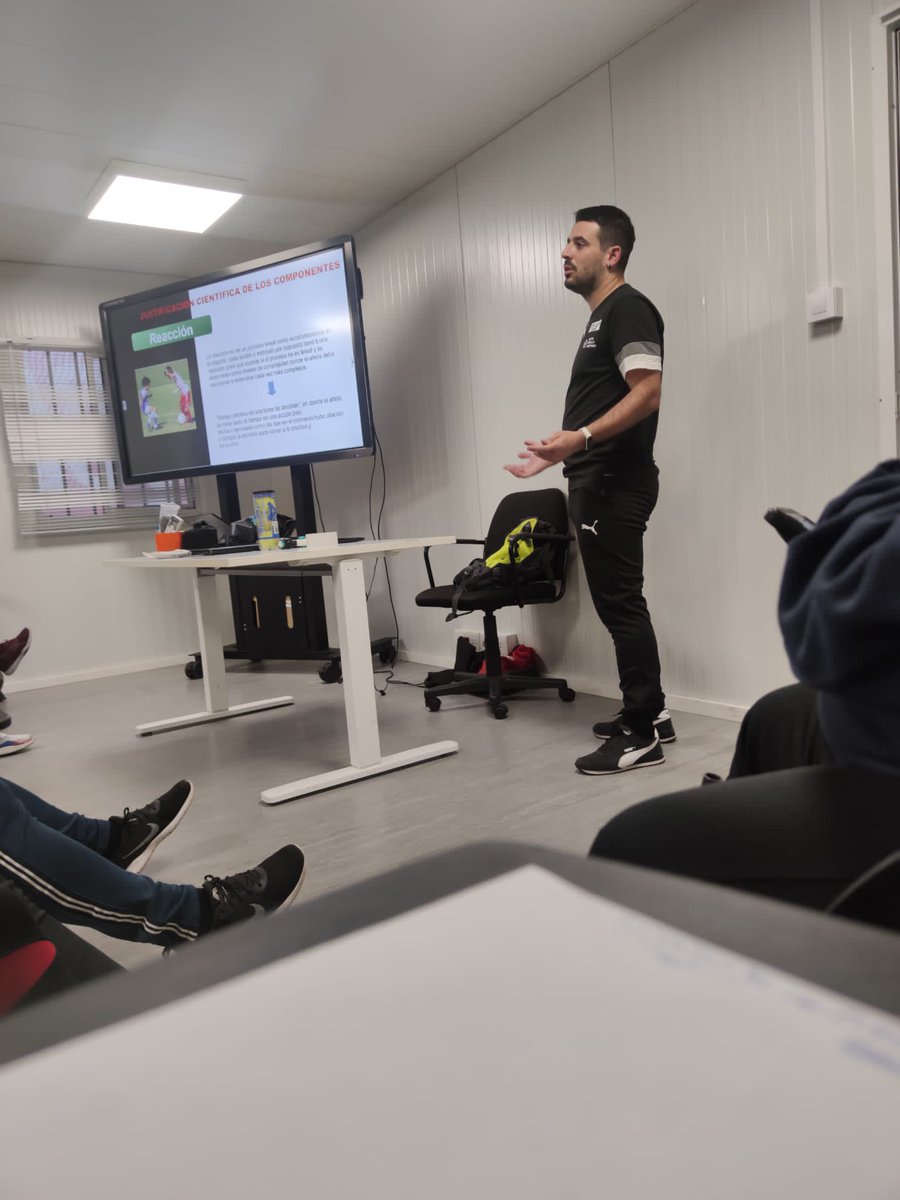 EntrenadoRffm's tweet photo. 🔝Nueva jornada en el curso de entrenamiento cognitivo esta vez con el profesor Íñigo Santos con contenidos de alta calidad de brain training 🧠

🔚 Se cierra la jornada y la semana esperando que la próxima abordemos la formación en el aspecto cognitivo por demarcaciones https://t.co/cnIC0vmkKv