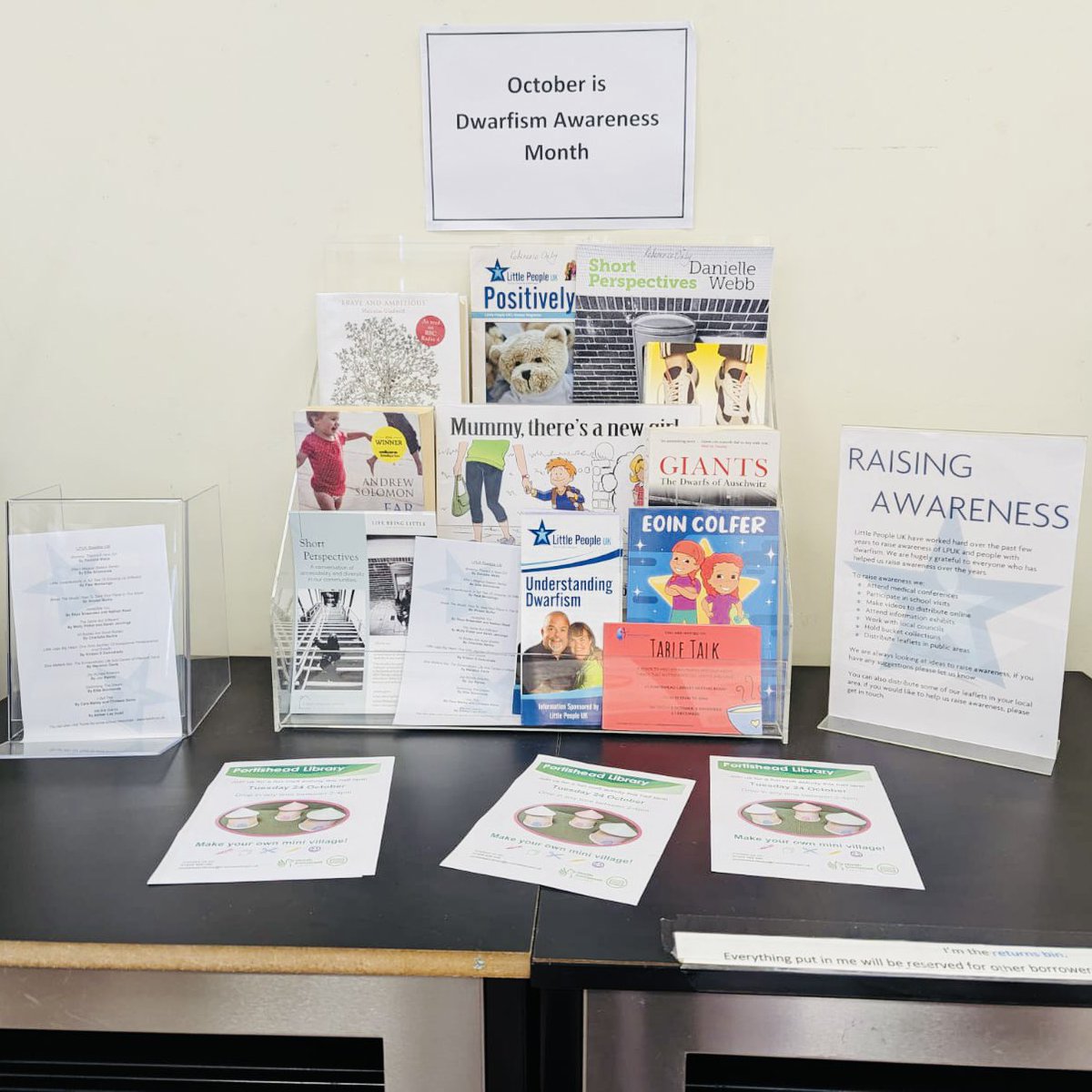 lifebeinglittle's tweet photo. Visited Portishead Library this morning to check out their #DwarfismAwarenessMonth display!💚
14 year old me would be beaming to see this level of representation is her home town. 💫 We did it💫
Sharing the message of @LPUKOnline and being #PositivelyUnique 💫 https://t.co/zOyAZXUxRo