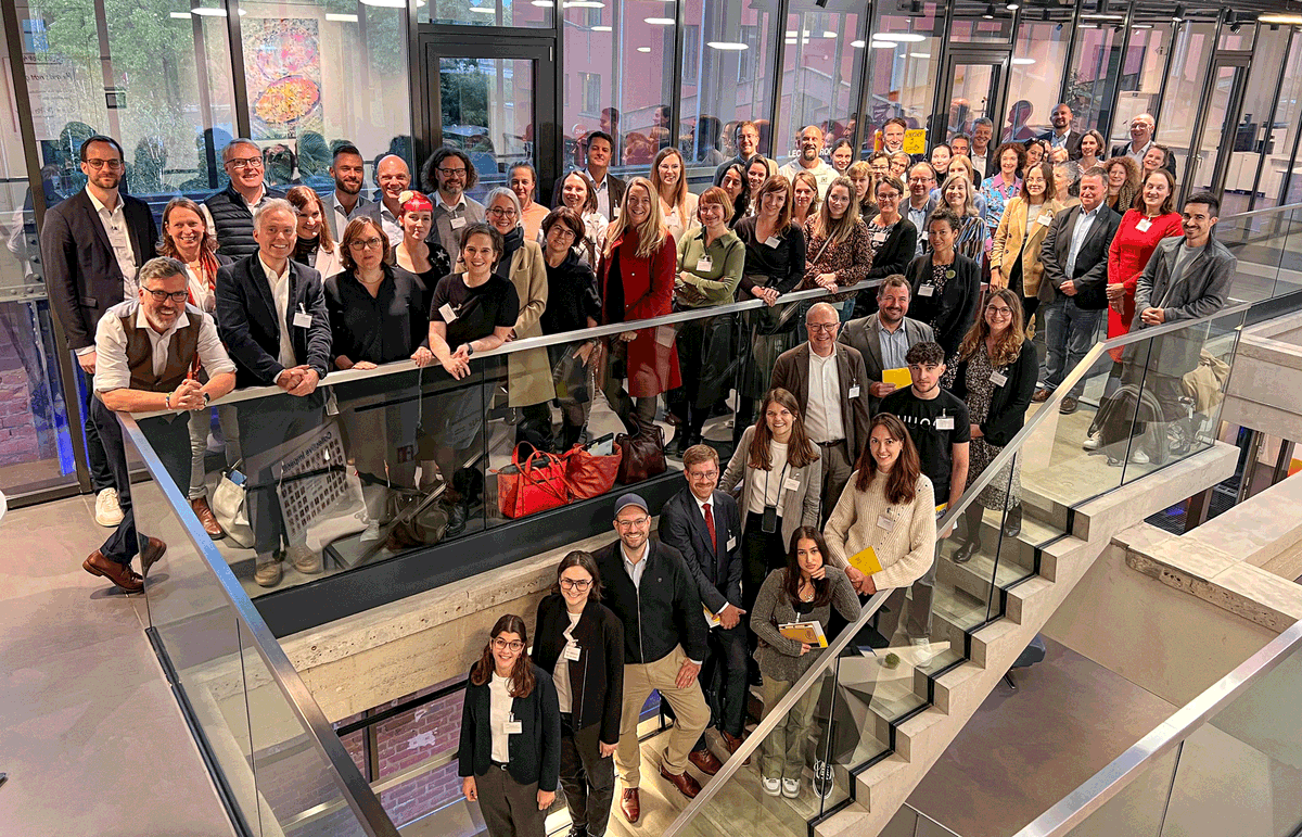 KargStiftung's tweet photo. Der #AKBildung diskutiert auf seiner Jahrestagung in #Düsseldorf, welchen Beitrag Stiftungen leisten können, um dem #Fachkräftemangel entgegenzuwirken. 
#goodnews Es gibt zahleiche positive Beispiele, wie wir Fachkräfte gewinnen, qualifizieren und im Bildungssystem halten können. https://t.co/gBfaSpandF