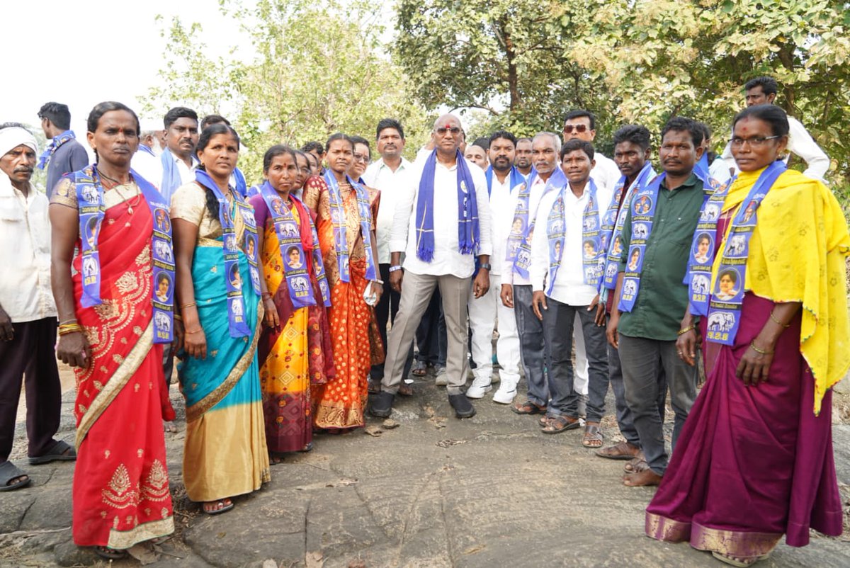 PallaviSwaero3's tweet photo. సిర్పూర్ #BRS నుంచి #BSP లోకి భారీ చేరికలు 

కొమురం భీం ఆసిఫాబాద్ జిల్లా కౌటాల మండలం మండలలోని విర్దండి ఉప సర్పంచ్ పర్చకే బండు వార్డు సభ్యులు గొంగ్లే రమేష్, మడావి అనీల్,కొడ్పే నిర్మల, జాడే శశికళ,దుర్గం సత్యపుల,పెరుగు శకుంతల,అత్రం సునీత బీఎస్పి రాష్ట్ర అధ్యక్షులు డా.ఆర్.ఎస్ ప్రవీణ్ కుమార్ సమక్షంలో #BRS నుంచి #BSPలో చేరారు. పార్టీలో చేరిన వారికి కండువాలు కప్పి, పార్టీలోకి ఆహ్వానించారు.
#IamRSP #BSP4Telangana #ElephantThisTime #VR99 #RSP4CM #Time4Blue #BSP4Sirpur @RSPraveenSwaero @BITCELL_BSP @BSP4Telangana
