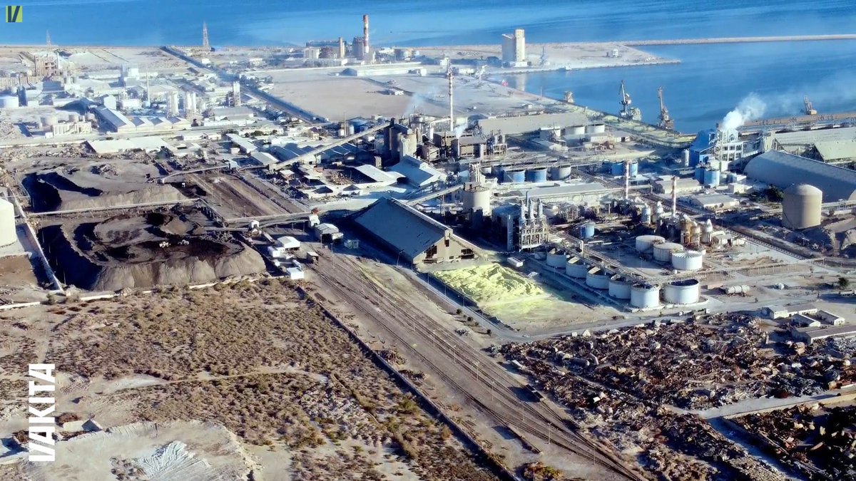 Derrière les engrais qu’on importe en France, une ville sacrifiée en Tunisie. 

Aujourd’hui, nous collaborons avec <a href="/InvestigationRF/">Cellule investigation de Radio France</a> pour de nouvelles révélations sur le scandale du DAP 18-46, en particulier sur le rôle de la 🇫🇷 Notre dossier en ACCÈS LIBRE vakita.fr/fr/enquetes/en…