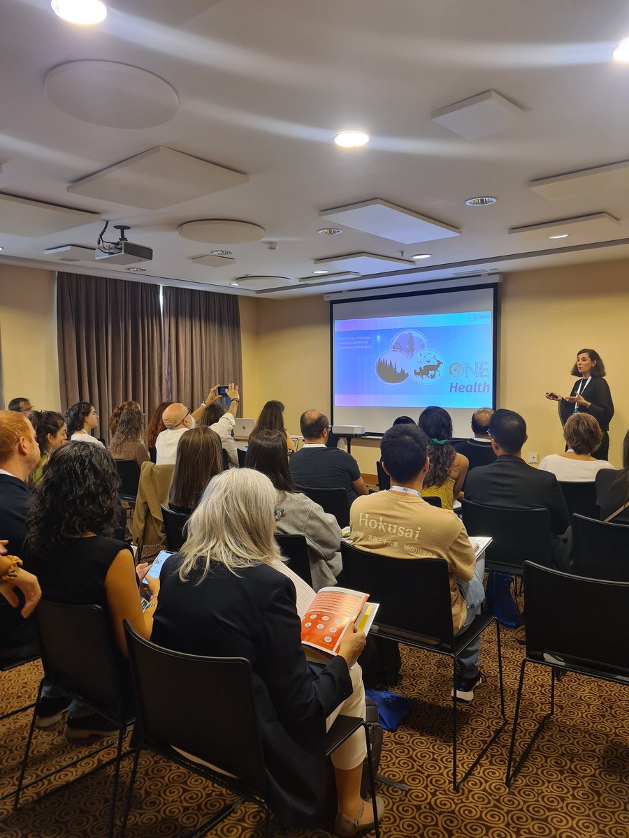 Presentamos taller de Resistencias Antimicrobianas en #SEMERGEN23 de la mano de Reyes Castillo conocemos las líneas de trabajo de <a href="/PRANgob/">Plan Antibióticos</a> <a href="/AEMPSGOB/">AEMPS</a> además entregamos  nuestro libro Microbiología para no microbiólogos