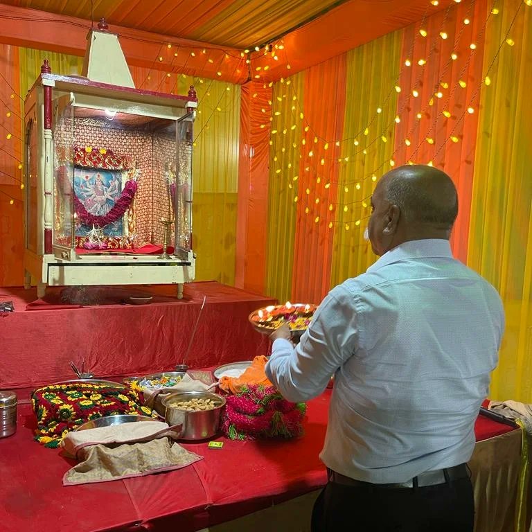 TarunBarotOffi1's tweet photo. કર્ણાવતી રિવેરા,નવા મણિનગર, નરોડા વિસ્તારમાં શ્યામવિલા ગ્રીન સોસાયટીમાં,  નારાયણપુરામાં આકાશગંગા ફલેટ ખાતે માતાજીની આરતી ઉતારી ગરબામાં હાજરી આપી.🙏
#Navratri2023 #ahmedabad https://t.co/jn2ZJXWtx8