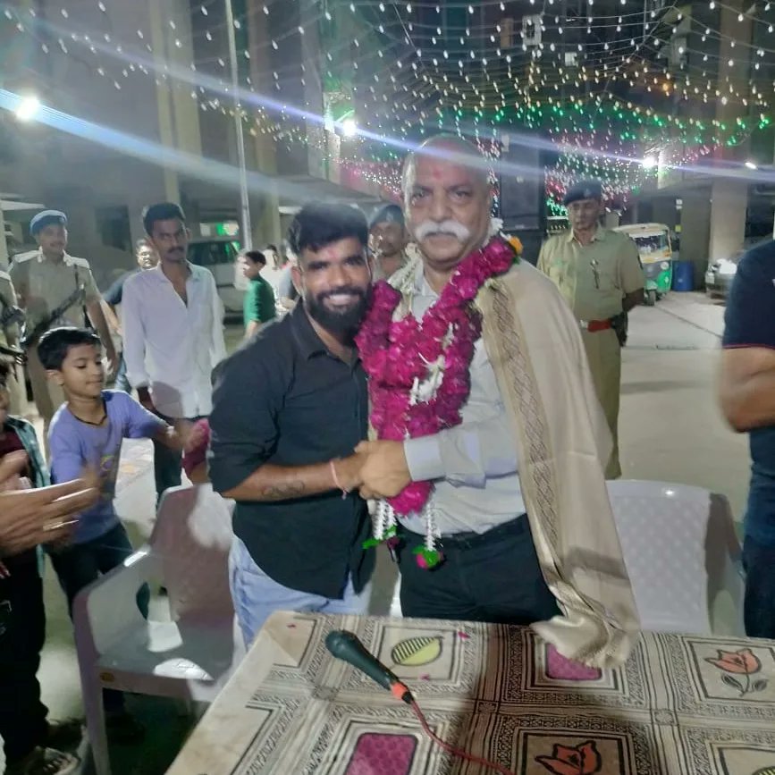TarunBarotOffi1's tweet photo. કર્ણાવતી રિવેરા,નવા મણિનગર, નરોડા વિસ્તારમાં શ્યામવિલા ગ્રીન સોસાયટીમાં,  નારાયણપુરામાં આકાશગંગા ફલેટ ખાતે માતાજીની આરતી ઉતારી ગરબામાં હાજરી આપી.🙏
#Navratri2023 #ahmedabad https://t.co/jn2ZJXWtx8