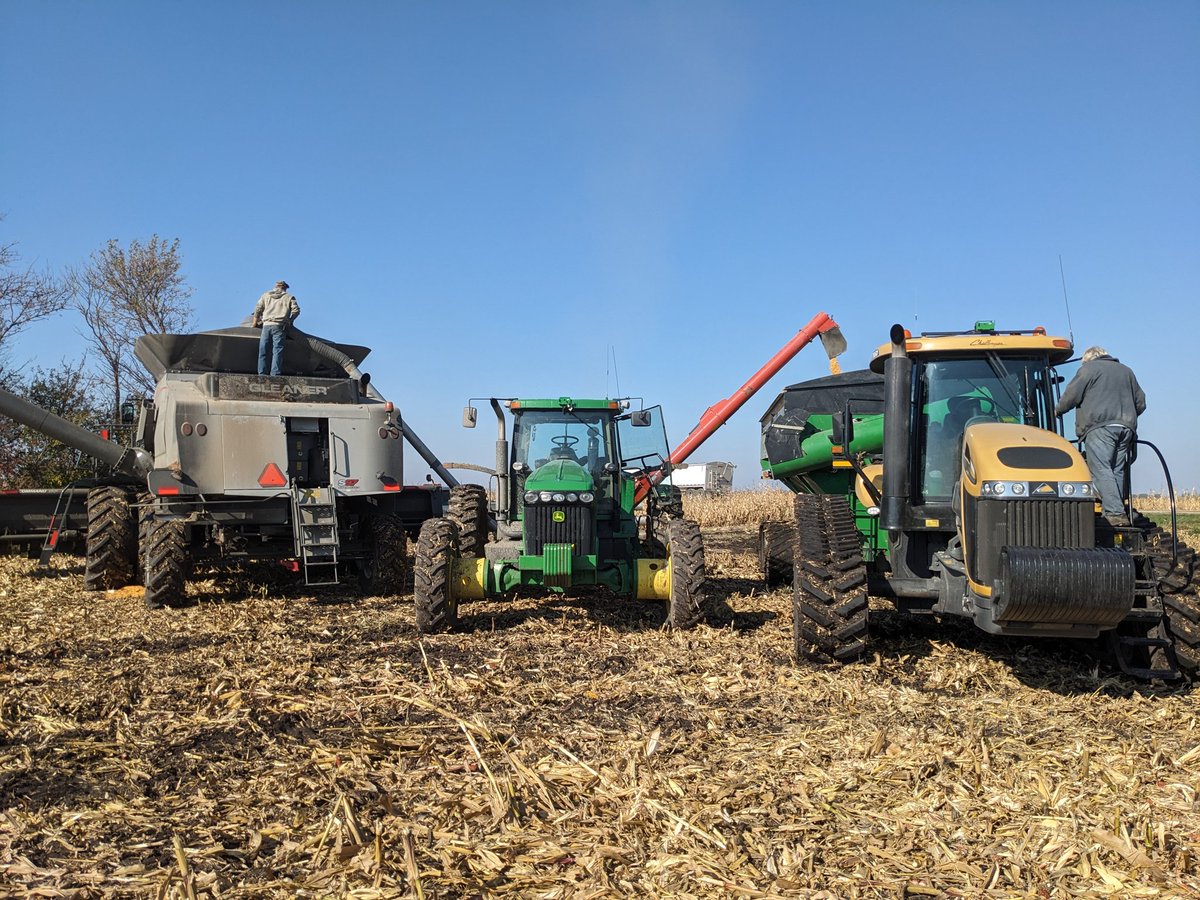 klosterman_tom's tweet photo. Checking  the grain vac.  works fine.
#brokenshaft
#harvest23 https://t.co/OR4d9wOFa4