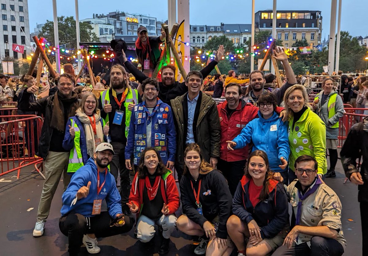 Dag van de #jeugdbeweging goed afgetrapt in #Antwerpen met 100 jongeren en minister <a href="/dalle_benjamin/">Benjamin Dalle</a>. Fijne #dvdjb! 
#jeugdwerkwerkt