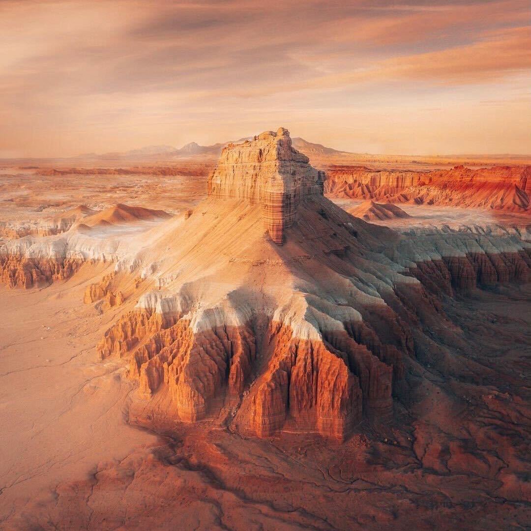 LMPositif's tweet photo. 🌅 Magnifique lever de soleil sur le parc de Goblin Valley dans l’Utah ! Très bonne journée à tous ! 🤩🍀

📸 airpixels https://t.co/iFGu5Sz85e