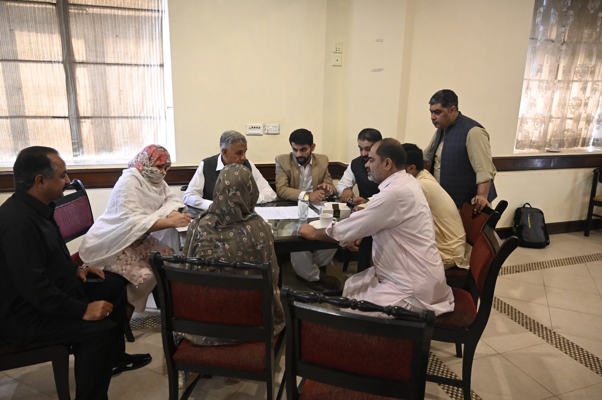 cpdi_pakistan's tweet photo. Peshawar: On the 4th day of the Public Participatory Expenditures Management (PPEM) training, Mr. Shamsul Hadi, Provincial Coordinator at CPDI, provided an orientation to the participants on Physical Audit. The CPDI and IL teams facilitated group work, allowing participants to practice conducting Physical Audits in the field. On the final day of the 4-day PPEM training, participants are learning about citizen scorecards and the physical audit of public buildings.