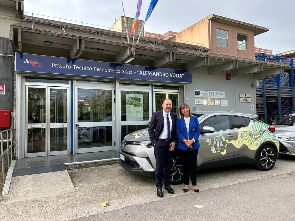 GSErinnovabili's tweet photo. La Presidente della @RegioneUmbria @Donatella_Tesei e il Presidente #GSE @arrigoni_paolo danno il via alla seconda tappa del roadshow GSE #DiamoEnergiaAlCambiamento, presso l'Istituto Tecnico Tecnologico Alessandro Volta di #Perugia https://t.co/ojsqgtGY4I