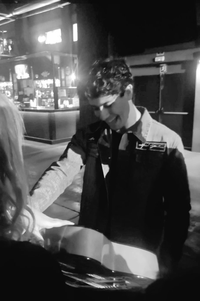 Josefinamartn3's tweet photo. Revisando mi carpeta de #1016tour me ha hecho mucha ilusión volwer a ver estas fotos de marzo 2019
Inimaginable que Alfred y esta guitarra serian los protagonistas de este precioso videoclip
#ElsTeusUlls
Gràcies @alfredgarcia 🤍
https://t.co/0KlQ0ihaRV https://t.co/V3wxCqIwkT